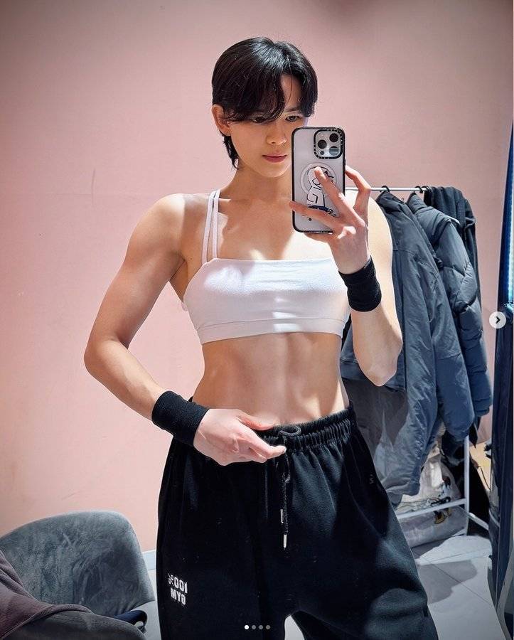해외서 인기 있는 잘생긴 40대 아줌마의 내용을 보여주는 이미지