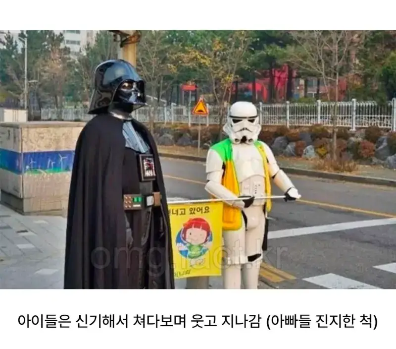 엄마들 대신 녹색어머니회 봉사하는 아빠들의 내용을 보여주는 이미지 관련 이미지 2