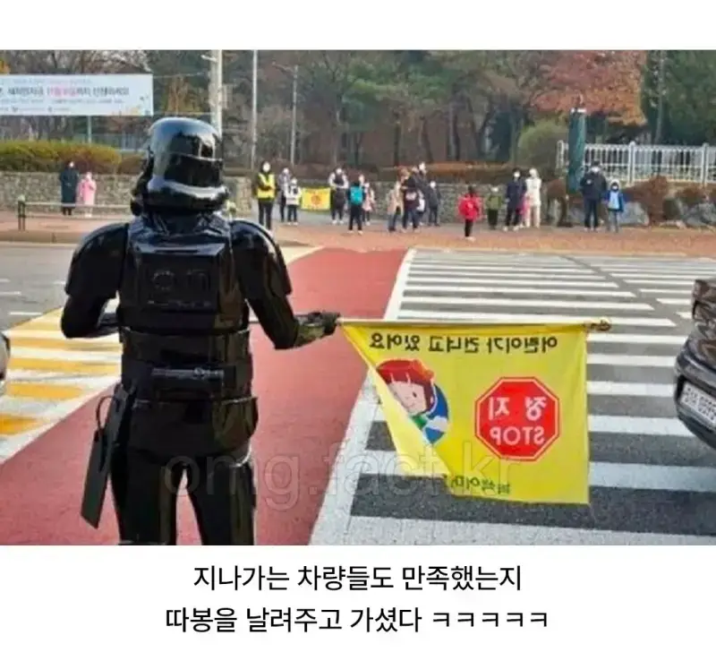 엄마들 대신 녹색어머니회 봉사하는 아빠들의 내용을 보여주는 이미지 관련 이미지 4