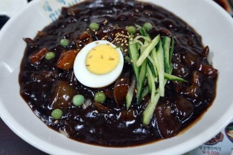 짜장면 근본 토핑이라는 사진의 내용을 보여주는 이미지