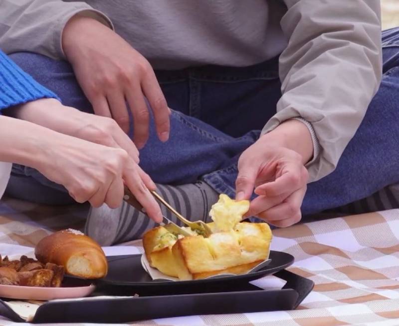 와 나솔 식탐 애지는 남출 허니브레드 여출이 자르자마자 가운데 핵심 존맛탱부분 홀라당 집어먹는거봐의 내용을 보여주는 이미지