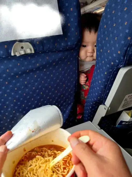 기차에서 컵라면 먹다가 뜨거운 시선을 느낌의 내용을 보여주는 이미지 관련 이미지 2