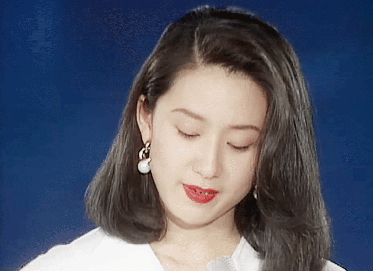 김희애 20대 대상 받았을때 얼굴.gif의 내용을 보여주는 이미지 관련 이미지 2