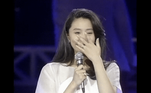 김희애 20대 대상 받았을때 얼굴.gif의 내용을 보여주는 이미지 관련 이미지 3