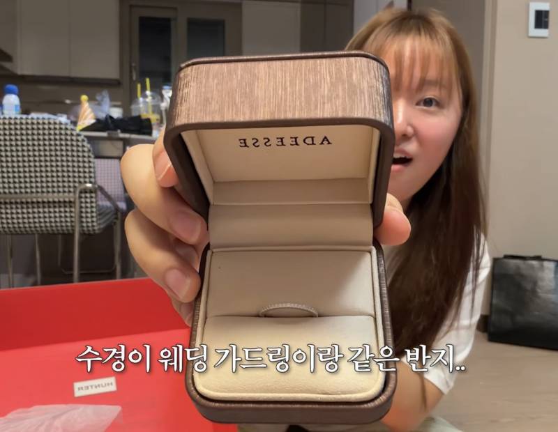 친구남편한테 커플 가드링 선물받은 찰스엔터의 내용을 보여주는 이미지 관련 이미지 4