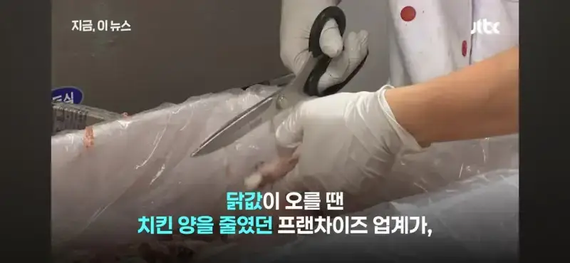 1000037511.jpg 닭값 떨어지니 눈치보는 치킨업계..