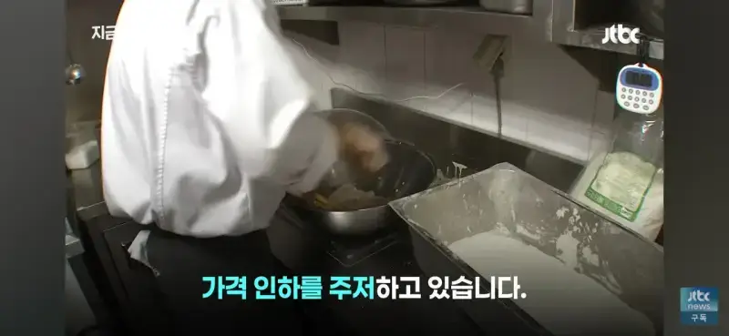 1000037515.jpg 닭값 떨어지니 눈치보는 치킨업계..