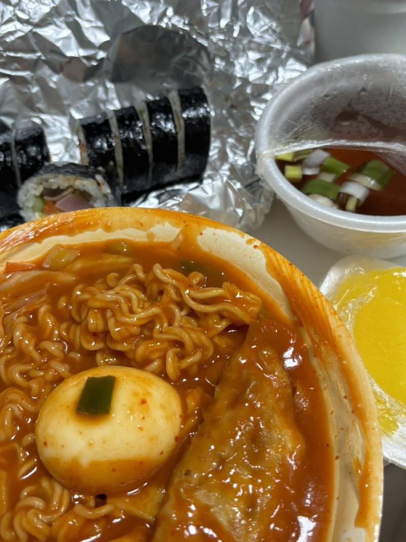 동네 분식집에서 포장 후 받았다는 쪽지의 내용을 보여주는 이미지