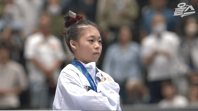기계체조 평균대🥇 황서현 시상식에서 태극기.gif의 내용을 보여주는 이미지