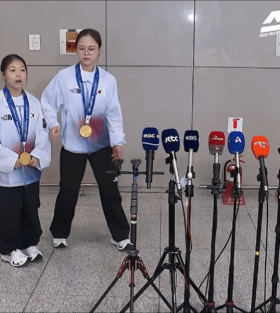 황서현 손 잡고 데려나오는 여서정 ㅋㅋ.gif의 내용을 보여주는 이미지