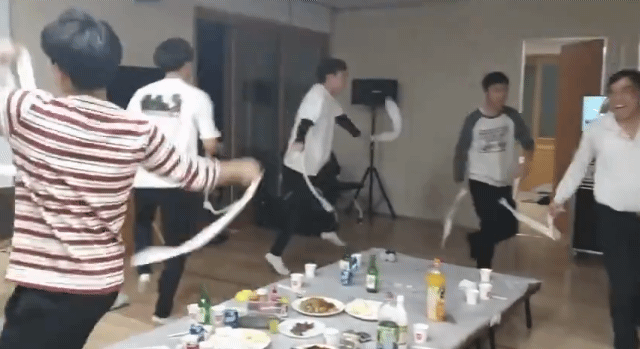 온 가족이 E라는 어느 집안의 추석명절의 내용을 보여주는 이미지 관련 이미지 3