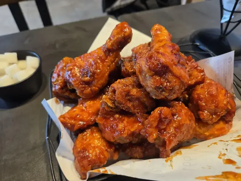 치킨 진짜 이렇게 먹는 사람들 많음?의 내용을 보여주는 이미지 관련 이미지 3