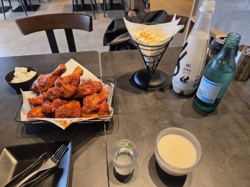 치킨 진짜 이렇게 먹는 사람들 많음?의 내용을 보여주는 이미지 관련 이미지 4