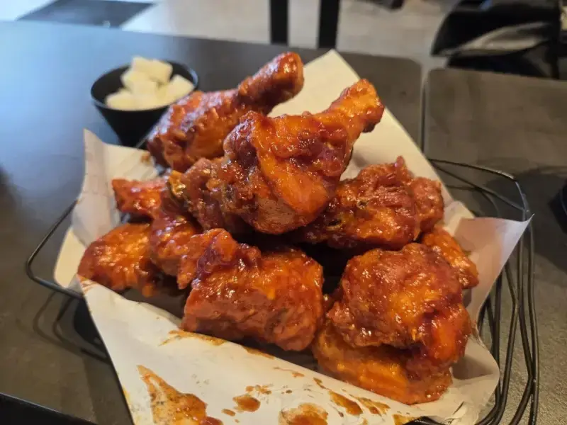 치킨 진짜 이렇게 먹는 사람들 많음?의 내용을 보여주는 이미지 관련 이미지 5