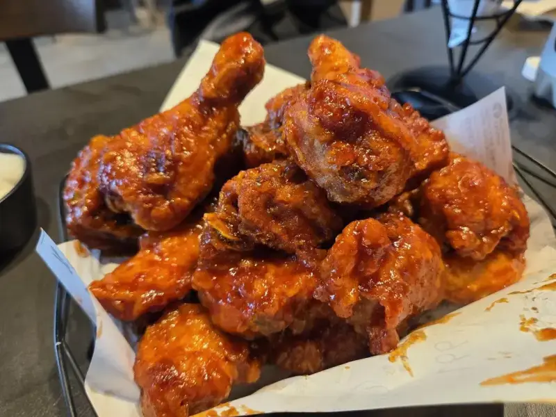 치킨 진짜 이렇게 먹는 사람들 많음?의 내용을 보여주는 이미지 관련 이미지 6