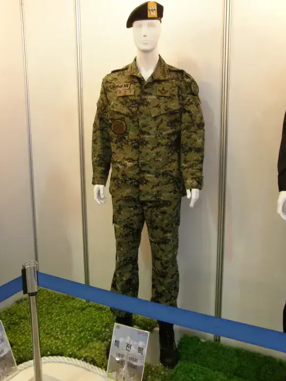 국군 특전사복의 특징과 위장 효과의 내용을 보여주는 이미지