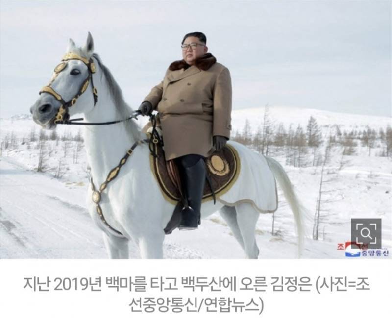백마를 타고 백두산에 오른 김정은의 내용을 보여주는 이미지