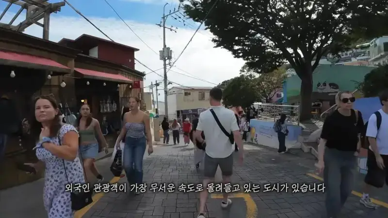 인구 320만 명의 도시에 외국인 관광객만 300만 명의 내용을 보여주는 이미지 관련 이미지 2