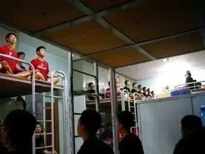 충격과 공포의 2000년대 전경.의경 내무생활 일상의 내용을 보여주는 이미지