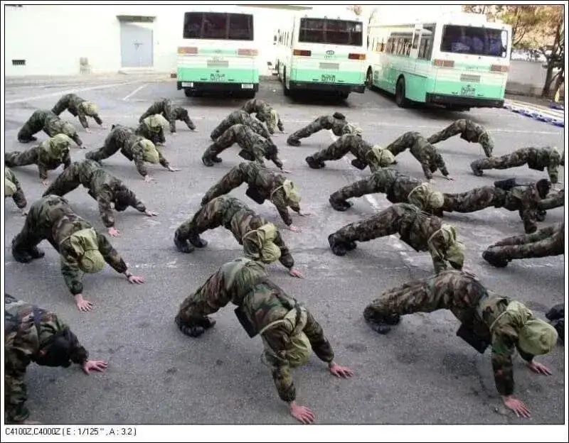 충격과 공포의 2000년대 전경.의경 내무생활 일상의 내용을 보여주는 이미지 관련 이미지 10