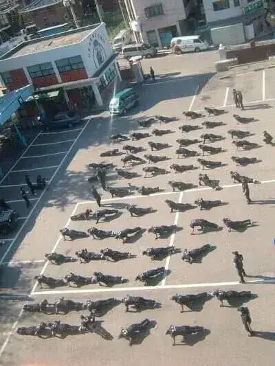 충격과 공포의 2000년대 전경.의경 내무생활 일상의 내용을 보여주는 이미지 관련 이미지 11