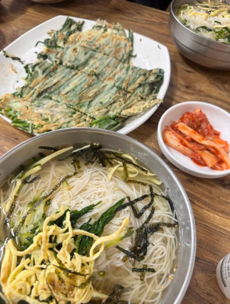 경북 경산의 명물이라는 이금애 잔치국수의 내용을 보여주는 이미지