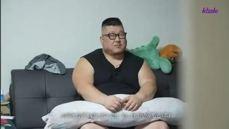 사고로 다리가 절단된 조선업 청년의 내용을 보여주는 이미지