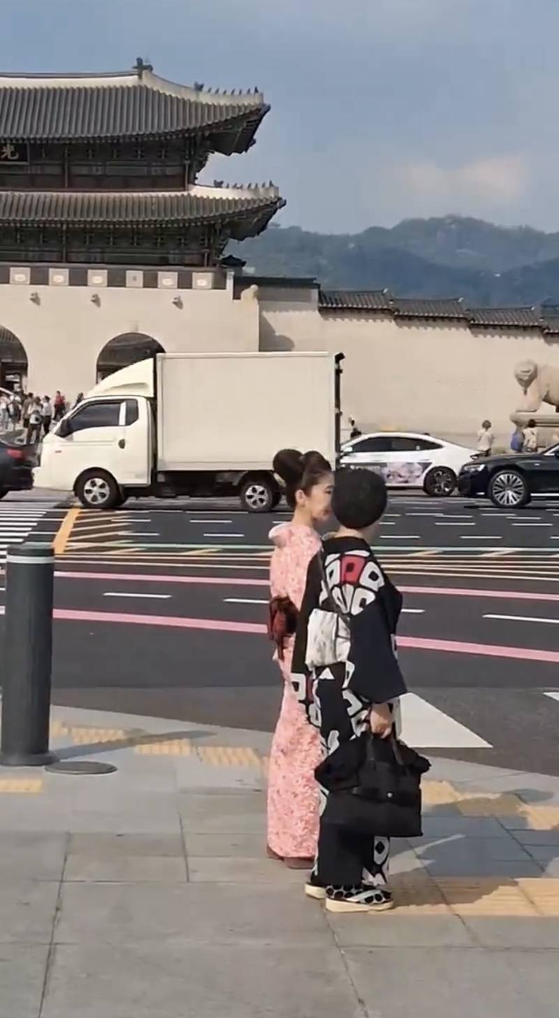 경복궁 앞에서 기모노 입은 사람의 내용을 보여주는 이미지