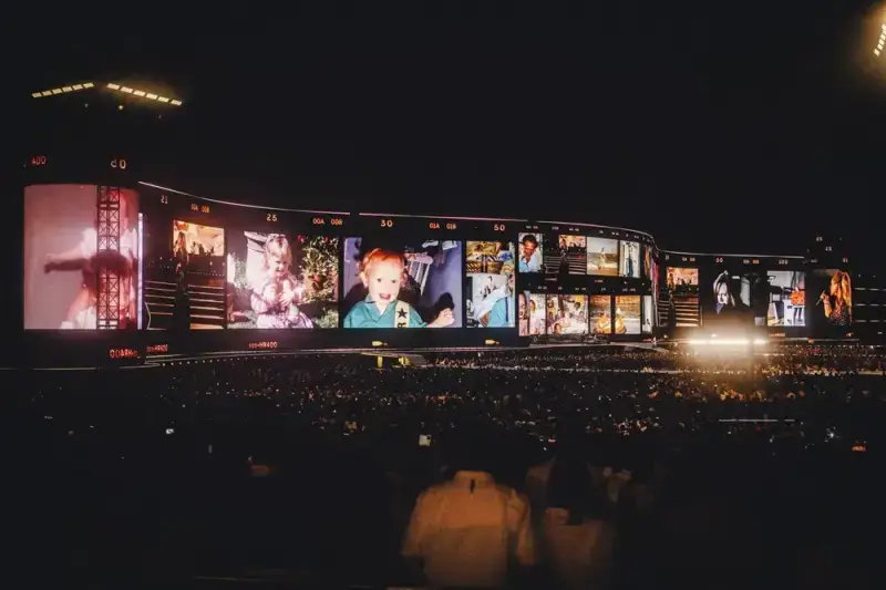 전 세계에서 가장 큰 콘서트 스크린을 만들었던 아티스트의 내용을 보여주는 이미지 관련 이미지 4