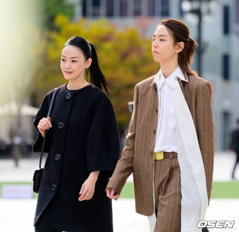 아들이랑 행사 나온 자우림 김윤아의 내용을 보여주는 이미지 관련 이미지 3