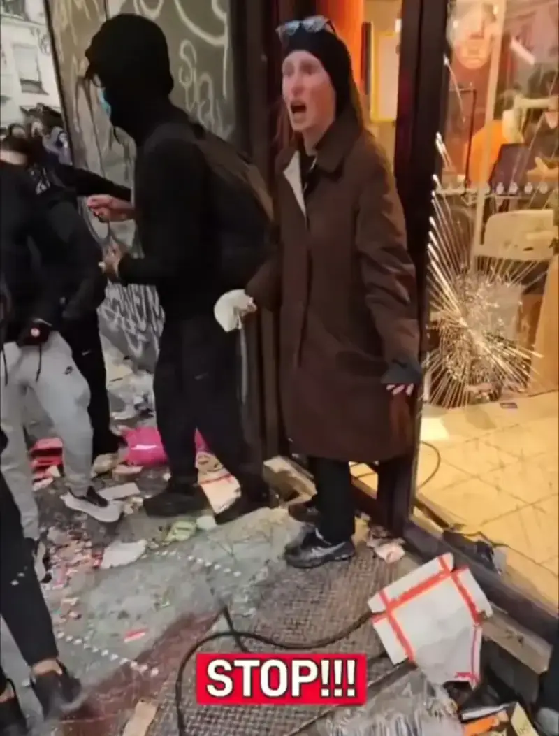 진짜 탈탈 털리는 중인 프랑스 상점들의 내용을 보여주는 이미지