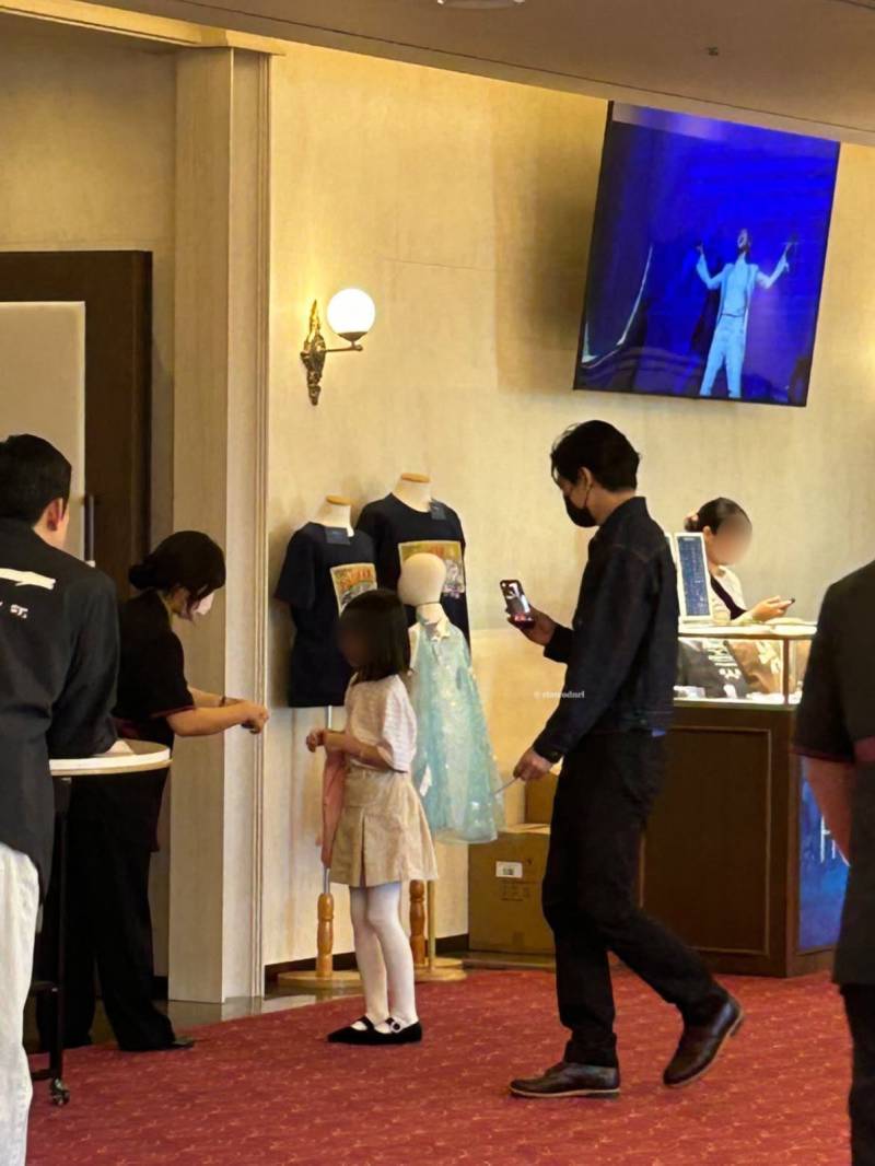 조카랑 겨울왕국 뮤지컬 보러온 김재욱의 내용을 보여주는 이미지 관련 이미지 2