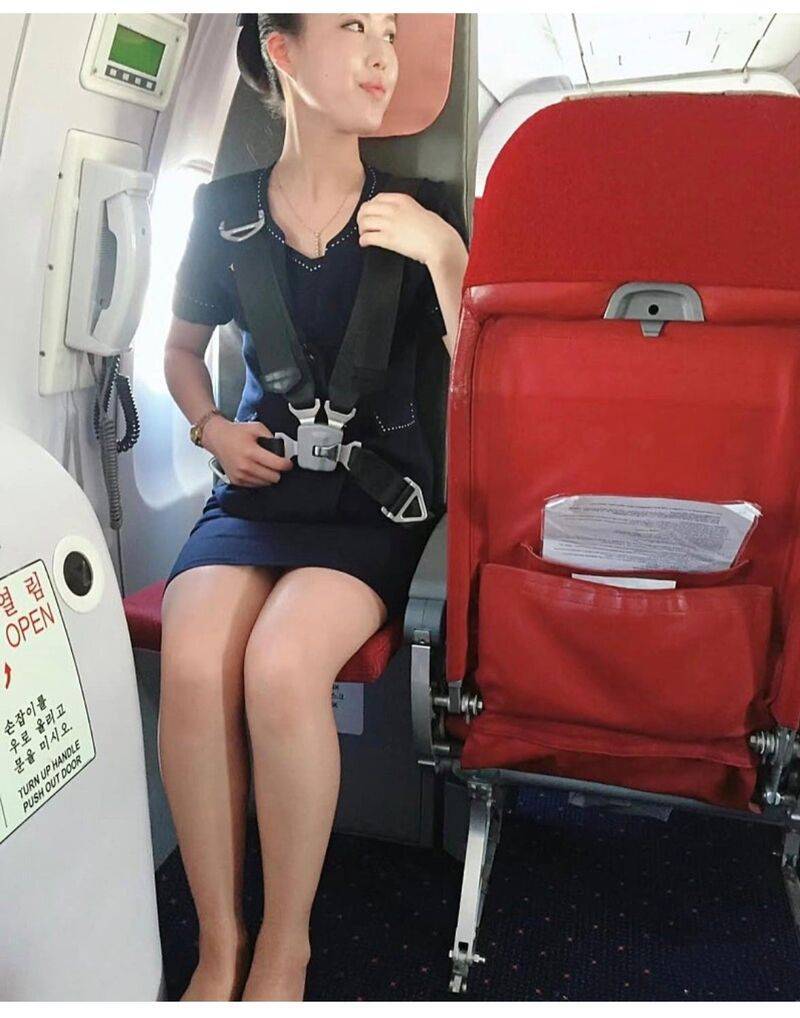 외국인이 촬영한 북한 고려항공 여승무원들의 내용을 보여주는 이미지 관련 이미지 2