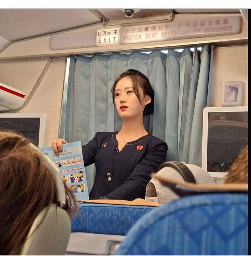 외국인이 촬영한 북한 고려항공 여승무원들의 내용을 보여주는 이미지 관련 이미지 4