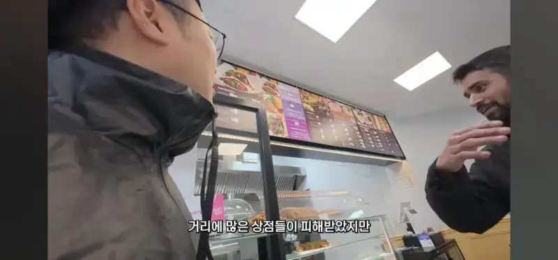 유튜브에 나온 프랑스 시위 3일 뒤 모습의 내용을 보여주는 이미지 관련 이미지 9