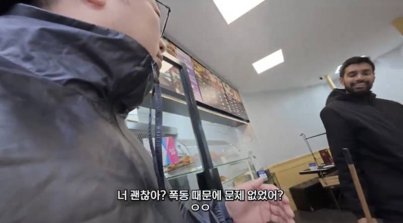 프랑스 시위 중에 약탈당하지 않은 가게의 내용을 보여주는 이미지 관련 이미지 2
