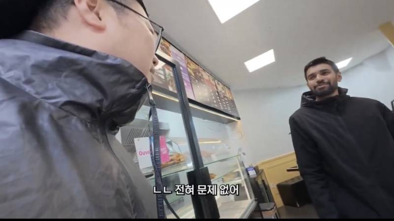 프랑스 시위 중에 약탈당하지 않은 가게의 내용을 보여주는 이미지 관련 이미지 3