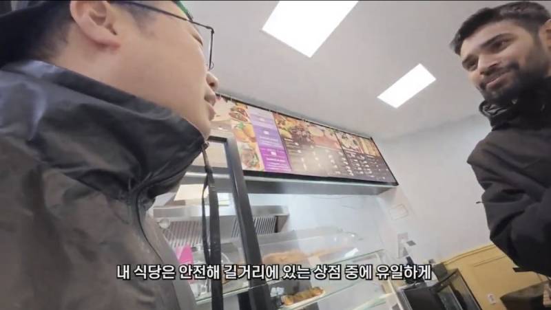 프랑스 시위 중에 약탈당하지 않은 가게의 내용을 보여주는 이미지 관련 이미지 4