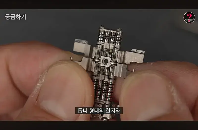아이폰 듀오 크랙 원인을 힌지 설계 미스로 추정중인 이유의 내용을 보여주는 이미지