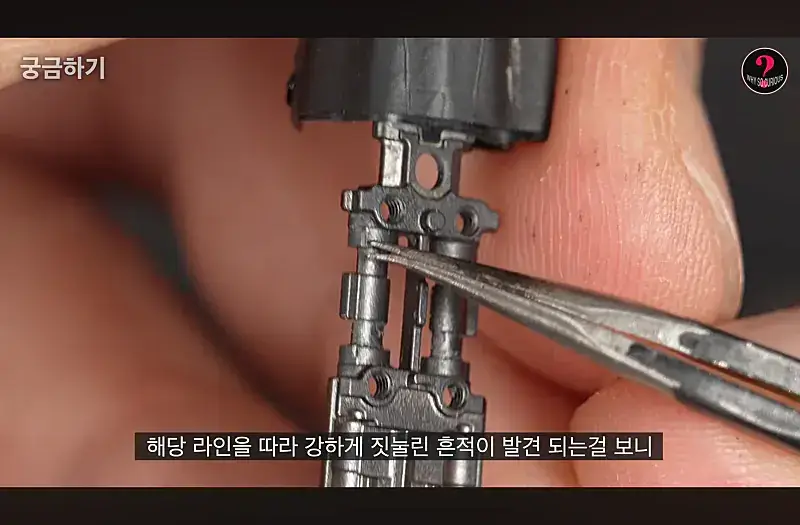 아이폰 듀오 크랙 원인을 힌지 설계 미스로 추정중인 이유의 내용을 보여주는 이미지 관련 이미지 12