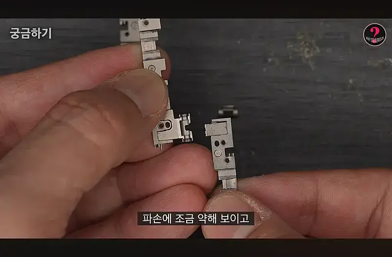 아이폰 듀오 크랙 원인을 힌지 설계 미스로 추정중인 이유의 내용을 보여주는 이미지 관련 이미지 7
