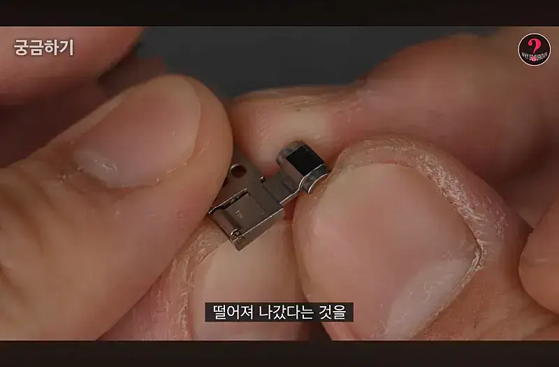 아이폰 듀오 크랙 원인을 힌지 설계 미스로 추정중인 이유의 내용을 보여주는 이미지 관련 이미지 9