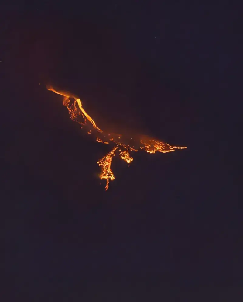 마치 불사조처럼 보이는 에트나 화산 분화 모습의 내용을 보여주는 이미지 관련 이미지 2