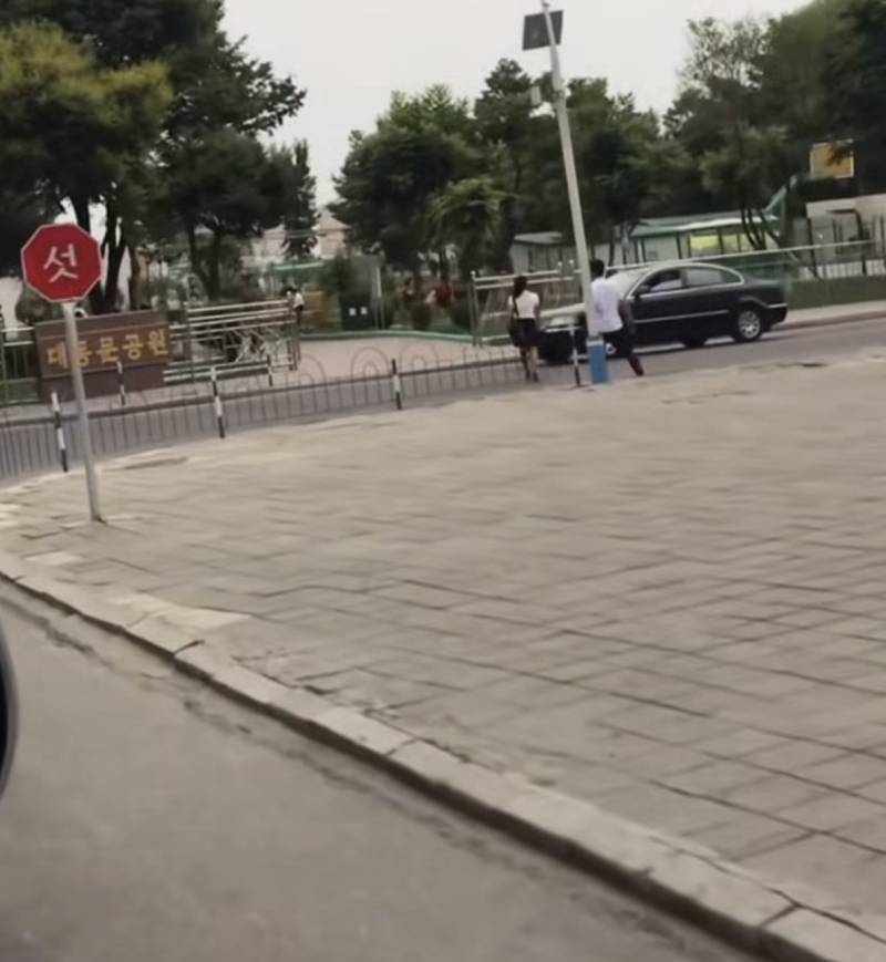 북한 도로 표지판의 내용을 보여주는 이미지