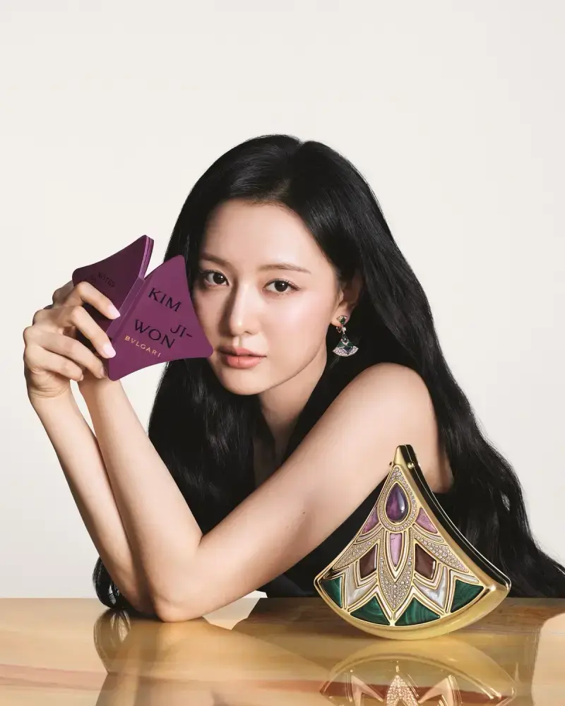 불가리 스톤헨지 모두 다르게 잘어울리는 김지원의 내용을 보여주는 이미지