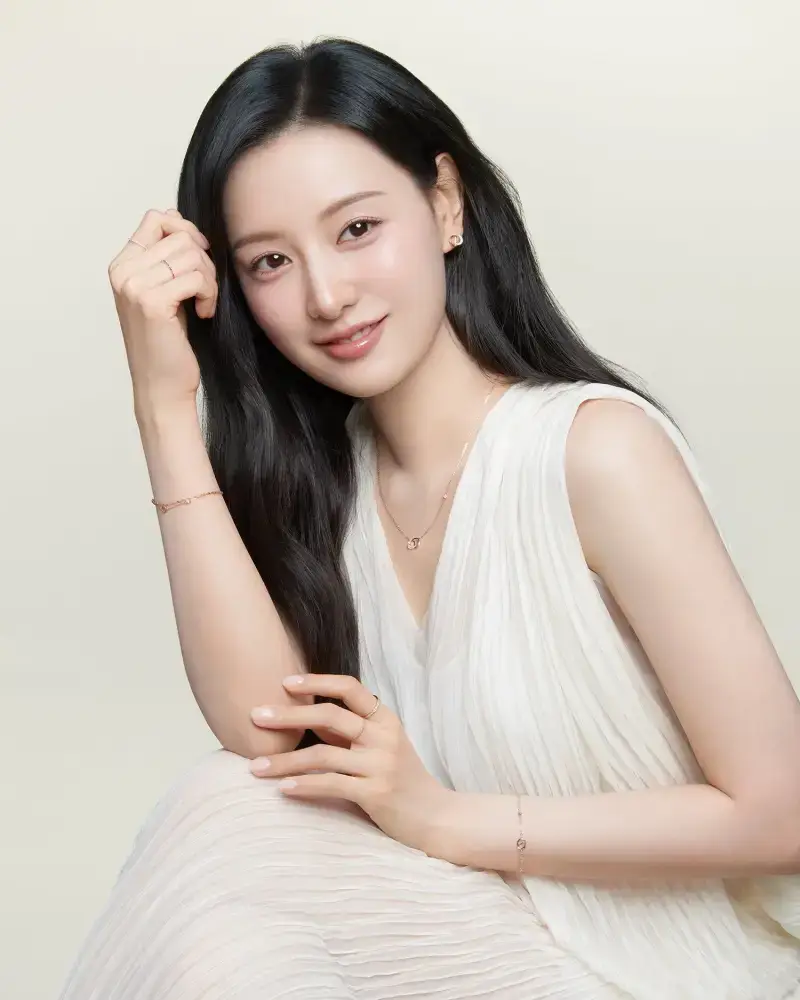 불가리 스톤헨지 모두 다르게 잘어울리는 김지원의 내용을 보여주는 이미지 관련 이미지 10