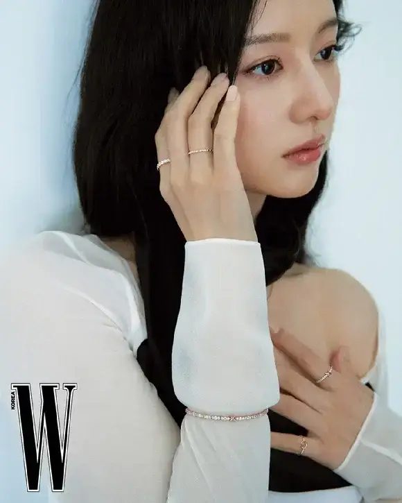 불가리 스톤헨지 모두 다르게 잘어울리는 김지원의 내용을 보여주는 이미지 관련 이미지 11