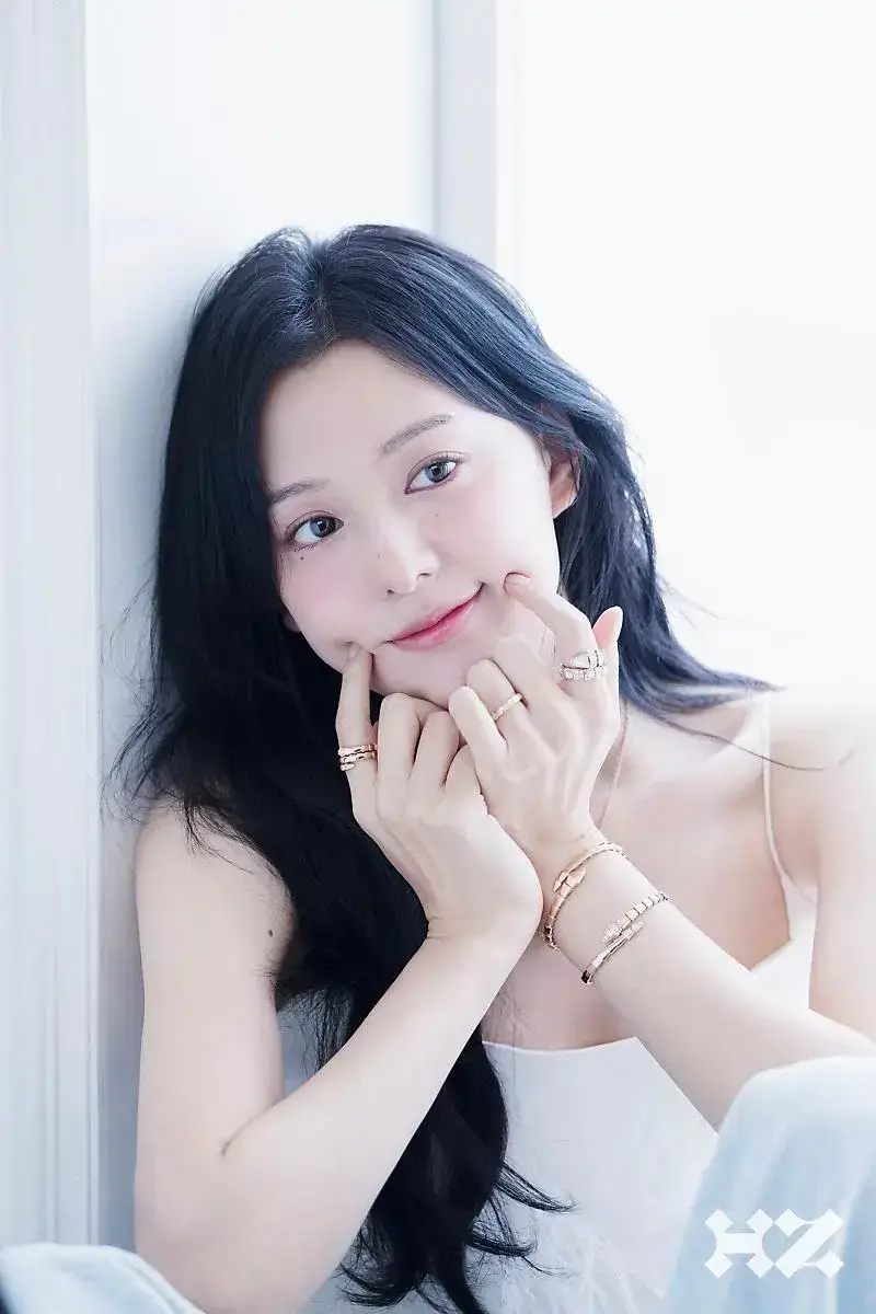 불가리 스톤헨지 모두 다르게 잘어울리는 김지원의 내용을 보여주는 이미지 관련 이미지 2