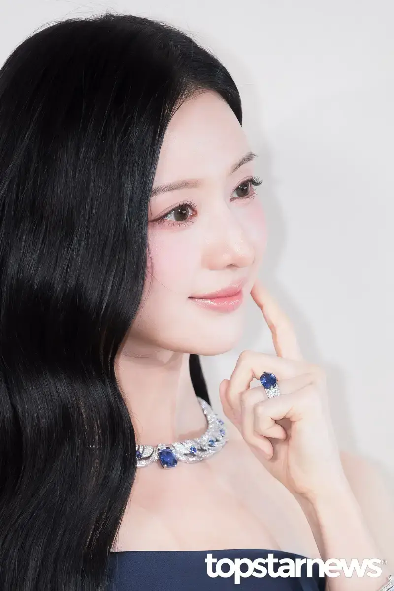 불가리 스톤헨지 모두 다르게 잘어울리는 김지원의 내용을 보여주는 이미지 관련 이미지 3