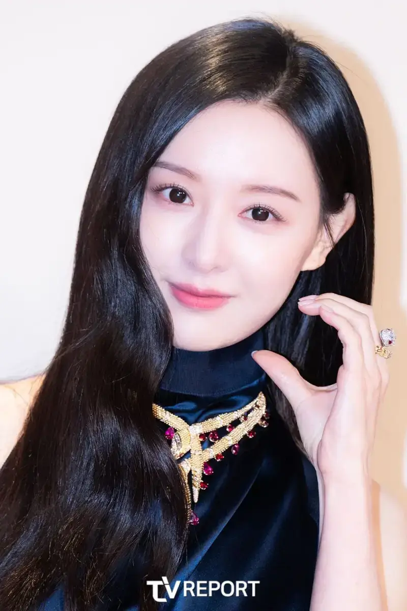 불가리 스톤헨지 모두 다르게 잘어울리는 김지원의 내용을 보여주는 이미지 관련 이미지 5